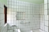 Badezimmer mit Badewanne und Dusche - Haus auf großem Grundstück am Waldrand bei Bad Belzig