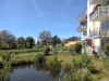 Vermietete Terrassenwohnung mit Stellplatz in gepflegter Wohnsiedlung - Blick auf den Teich
