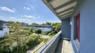 Terrasse vor dem Schlafzimmer - 2-Zimmer-Dachgeschoss-Wohnung mit zwei Terrassen und Tiefgaragenstellplatz