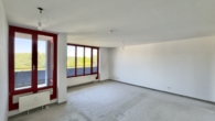 Wohnzimmer Blick auf die Fenster - 2-Zimmer-Dachgeschoss-Wohnung mit zwei Terrassen und Tiefgaragenstellplatz