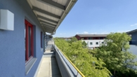 Terrasse vor dem Wohnzimmer - Blick nach links - 2-Zimmer-Dachgeschoss-Wohnung mit zwei Terrassen und Tiefgaragenstellplatz