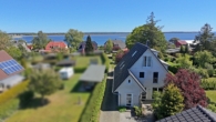 Blick auf den Bodden - Nordisches Ferienhaus mit Komfort & Qualität – stilvoll und nachhaltig