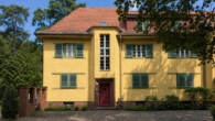 01_Außenansicht_Hauseingang - Großzügige Wohnung in Potsdam: 3 Zimmer, Balkon & Stellplatz