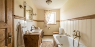 Badezimmer Virtual Staging - Sanierungsbedürftige Doppelhaushälfte mit großem Garten in Bornim