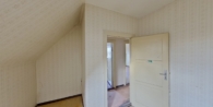 Badezimmer - Blick vom Bad in den Flur - Sanierungsbedürftige Doppelhaushälfte mit großem Garten in Bornim