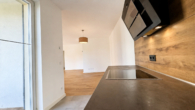 09_Kueche_Blick_zum_Wohnbereich_ARGUS - Großzügige Stadtwohnung mit Loggia, Balkon und langfristigem Wohnkomfort