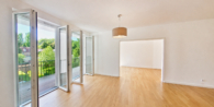 02_Wohnbereich_mit_Loggiazugang_ARGUS - Großzügige Stadtwohnung mit Loggia, Balkon und langfristigem Wohnkomfort