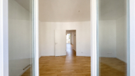 07_Zimmer_Blick_zum_Flur_ARGUS - Großzügige Stadtwohnung mit Loggia, Balkon und langfristigem Wohnkomfort