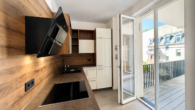 08_Kueche_mit_Loggiazugang_ARGUS - Großzügige Stadtwohnung mit Loggia, Balkon und langfristigem Wohnkomfort