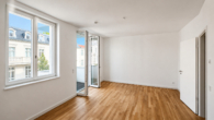 04_Wohnzimmer_mit_Loggiazugang_ARGUS - Großzügige Stadtwohnung mit Loggia, Balkon und langfristigem Wohnkomfort