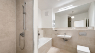 10_Badezimmer_mit_Wanne_und_Dusche_ARGUS - Großzügige Stadtwohnung mit Loggia, Balkon und langfristigem Wohnkomfort