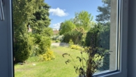 Blick von der Küche in den Garten - EFH mit zusätzlichem Bungalow, weiterem Baufeld am Wald in Potsdam