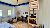 Schlafzimmer 1 - Zugang Spitzboden - Weitwinkel - EFH mit zusätzlichem Bungalow, weiterem Baufeld am Wald in Potsdam