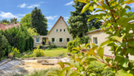 Blick über den Garten auf das Haus - Haus + Bungalow mit vielen Gestaltungsmöglichkeiten & weiterem Baufeld in Potsdam
