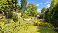 Blick in den Garten von der Terrasse - Haus + Bungalow mit vielen Gestaltungsmöglichkeiten & weiterem Baufeld in Potsdam