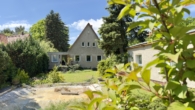 Blick über den Teich auf Bungalow und Haus - EFH mit zusätzlichem Bungalow, weiterem Baufeld am Wald in Potsdam