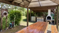 Gemütlicher Sitzbereich unter dem Pavillon - Modernisiertes Haus mit Traumgarten & zusätzlichem Baulandpotenzial