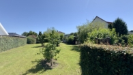Blick über das Bauland - Modernisiertes Haus mit Traumgarten & zusätzlichem Baulandpotenzial