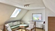 Dachgeschoss-Arbeitszimmer - Modernisiertes Haus mit Traumgarten & zusätzlichem Baulandpotenzial