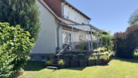 Blick auf die Terrasse - Modernisiertes Haus mit Traumgarten & zusätzlichem Baulandpotenzial