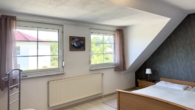 OG Schlafzimmer - Modernisiertes Haus mit Traumgarten & zusätzlichem Baulandpotenzial