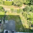 Blick auf Terrasse und Grundstück - Wohnen wie im Reihenhaus – mit Terrasse, Souterrain und Grünblick