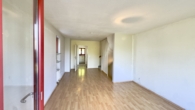Blick vom Wohnzimmer in Richtung Küche - Wohnen wie im Reihenhaus – mit Terrasse, Souterrain und Grünblick