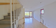 Wohnzimmer - Blick zur Terrasse - Wohnen wie im Reihenhaus – mit Terrasse, Souterrain und Grünblick