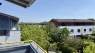 Ausblick von der Terrasse beim Schlafzimmerfenster - Wohnen wie im Reihenhaus – mit Terrasse, Souterrain und Grünblick