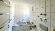 Badezimmer im OG - Wohnen wie im Reihenhaus – mit Terrasse, Souterrain und Grünblick