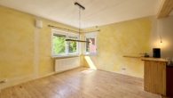 Wohnzimmer mit Blick in den Garten - Bewährtes Handwerk trifft moderne Technik – Ihr zukunftssicheres Zuhause mit Charakter