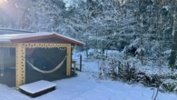 Blick auf den Carport im Januar - Energieeffizientes Wohnen- Luftwärmepumpe, Photovoltaik & großer Garten