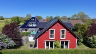Seitenbild rotes Haus - Ihr Rückzugsort auf Rügen: Zwei charmante Ferienwohnungen im skandinavischen Stil