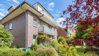 Blick über den Garten auf das Haus - Großzügige Dachgeschosswohnung in begehrter Lage von Potsdam Eiche