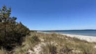 Strandaufnahme - Maritimes Lebensgefühl zwischen Meer & Feld – Zwei nordische Schwedenhäuser mit Saunahaus zur Eigennutzung oder Ferienvermietung