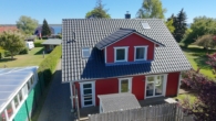 Luftaufnahme rotes Haus - Maritimes Lebensgefühl zwischen Meer & Feld – Zwei nordische Schwedenhäuser mit Saunahaus zur Eigennutzung oder Ferienvermietung