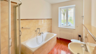 11_Badezimmer_mit_Badewanne - Ruhig wohnen, zentral leben – 4 Zimmer mit Charakter, großem Balkon & Stellplatz im Innenhof