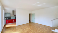 02_Wohnbereich_mit_Kueche - Ruhig wohnen, zentral leben – 4 Zimmer mit Charakter, großem Balkon & Stellplatz im Innenhof