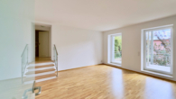 01_Wohnbereich_mit_Split-Level - Ruhig wohnen, zentral leben – 4 Zimmer mit Charakter, großem Balkon & Stellplatz im Innenhof