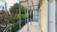 04_Balkon_mit_Gruenblick - Ruhig wohnen, zentral leben – 4 Zimmer mit Charakter, großem Balkon & Stellplatz im Innenhof