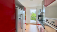 06_Kueche_mit_Balkonzugang - Ruhig wohnen, zentral leben – 4 Zimmer mit Charakter, großem Balkon & Stellplatz im Innenhof