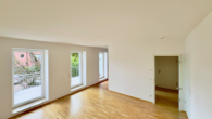 08_Wohnbereich_weitere_Perspektive - Ruhig wohnen, zentral leben – 4 Zimmer mit Charakter, großem Balkon & Stellplatz im Innenhof