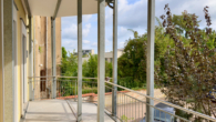 05_Balkon_weitere_Perspektive - Ruhig wohnen, zentral leben – 4 Zimmer mit Charakter, großem Balkon & Stellplatz im Innenhof