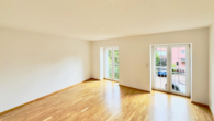 03_Wohnbereich_mit_Fenstertueren - Ruhig wohnen, zentral leben – 4 Zimmer mit Charakter, großem Balkon & Stellplatz im Innenhof