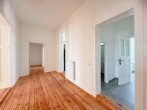 Flur mit Blick zum Bad - Großzügigkeit, Eleganz und zeitlose Architektur auf höchstem Niveau