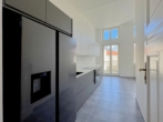 Blick in die Küche zum Balkon - Großzügigkeit, Eleganz und zeitlose Architektur auf höchstem Niveau