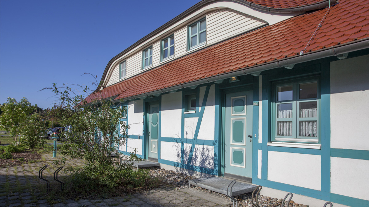Ferienhaus_am_Bakenberg_auf_Ruegen_Vorderansicht_D54_D57-D58