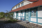 5 Ferienwohnungen - 1 Haus - 10 Gehminuten vom Strand - Ferienhaus_am_Bakenberg_auf_Ruegen_Vorderansicht_D54_D57-D58
