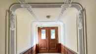 Hauseingang - Familienwohnung mit Terrasse in zentraler Lage