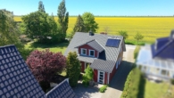 Blick über das rote Haus - Ihre großzügige Ferienwohnung für bis zu 6 Personen